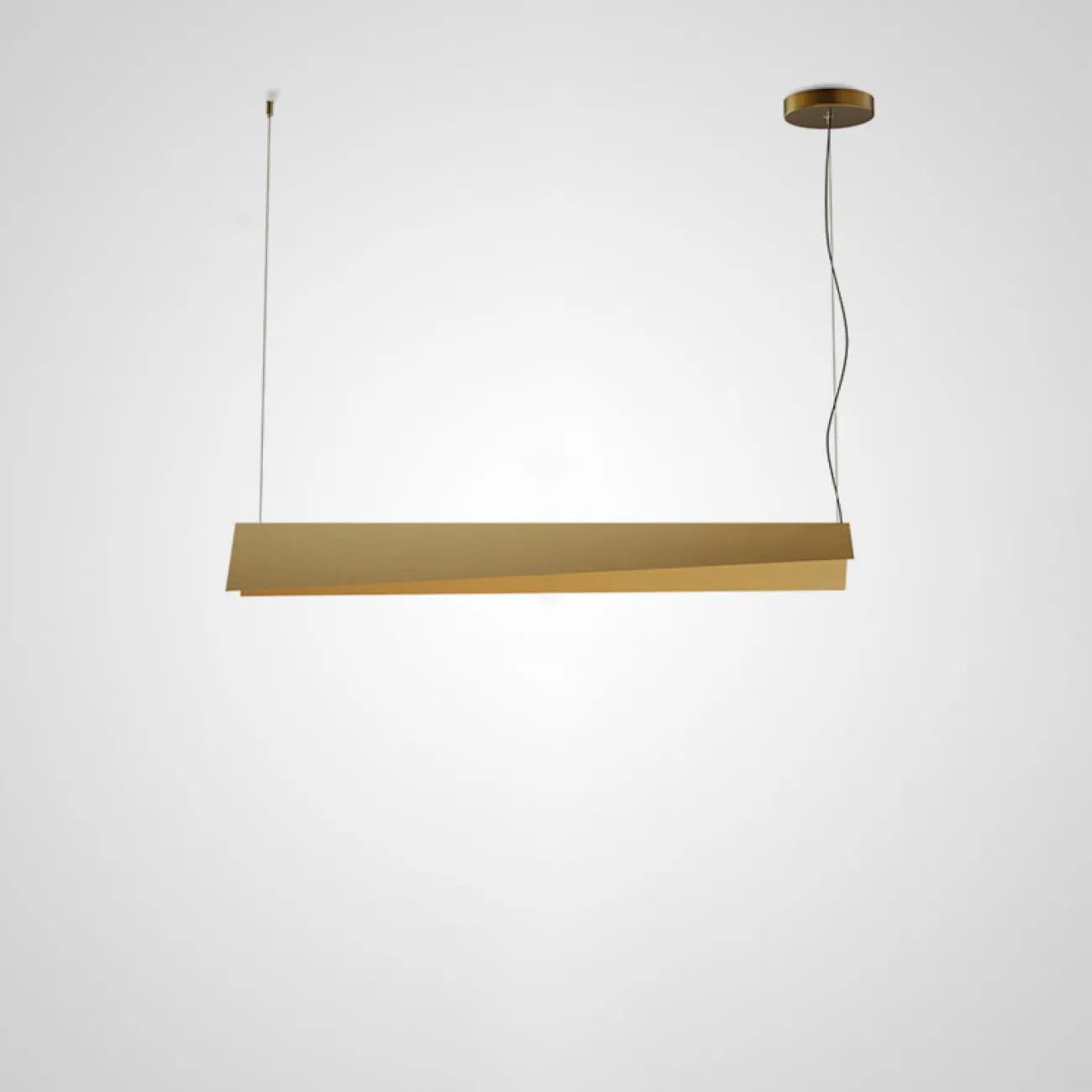 Светильник на струнном подвесе с козырьком из металла треугольной формы STANZA