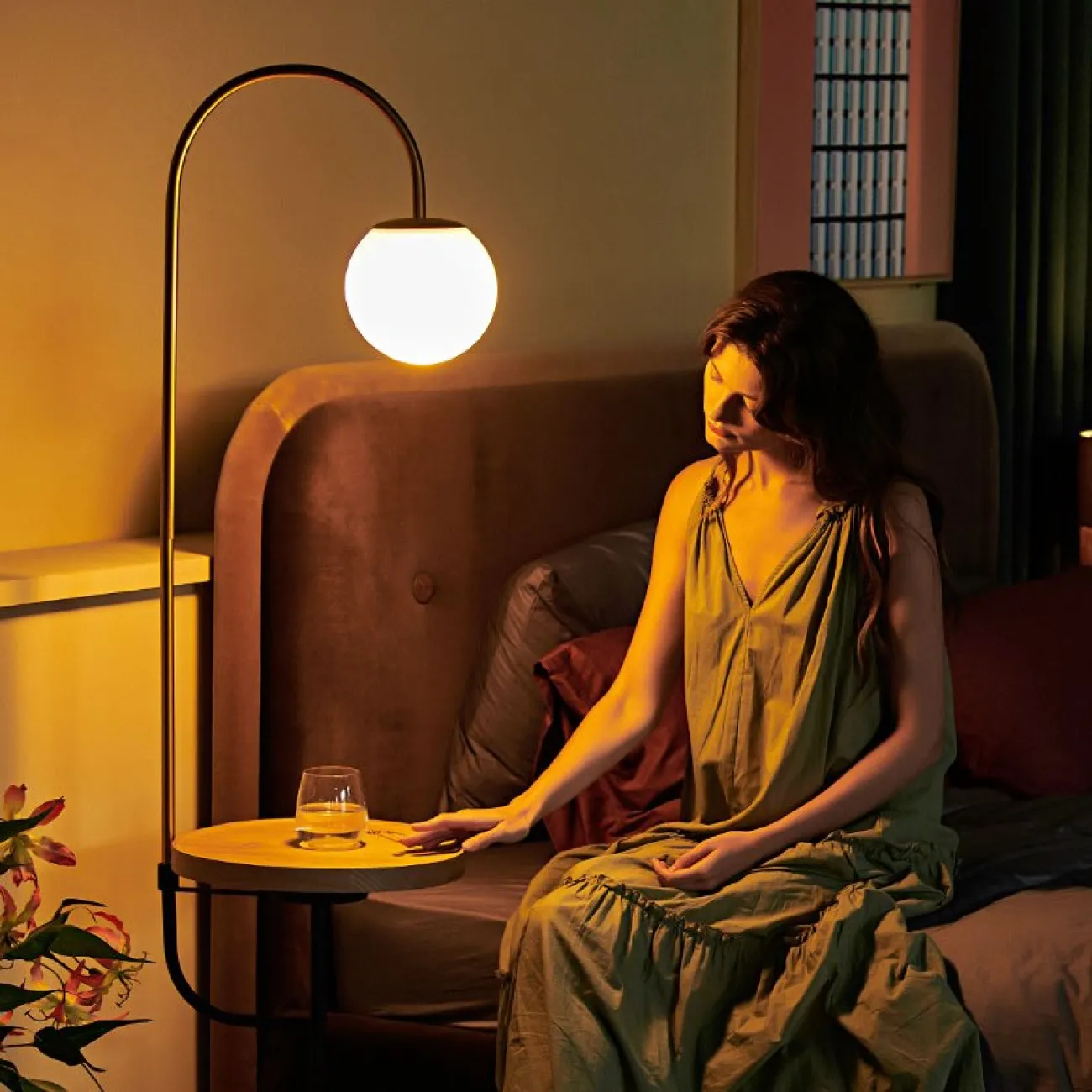 Торшер со столиком с беспроводной и USB зарядкой STENS