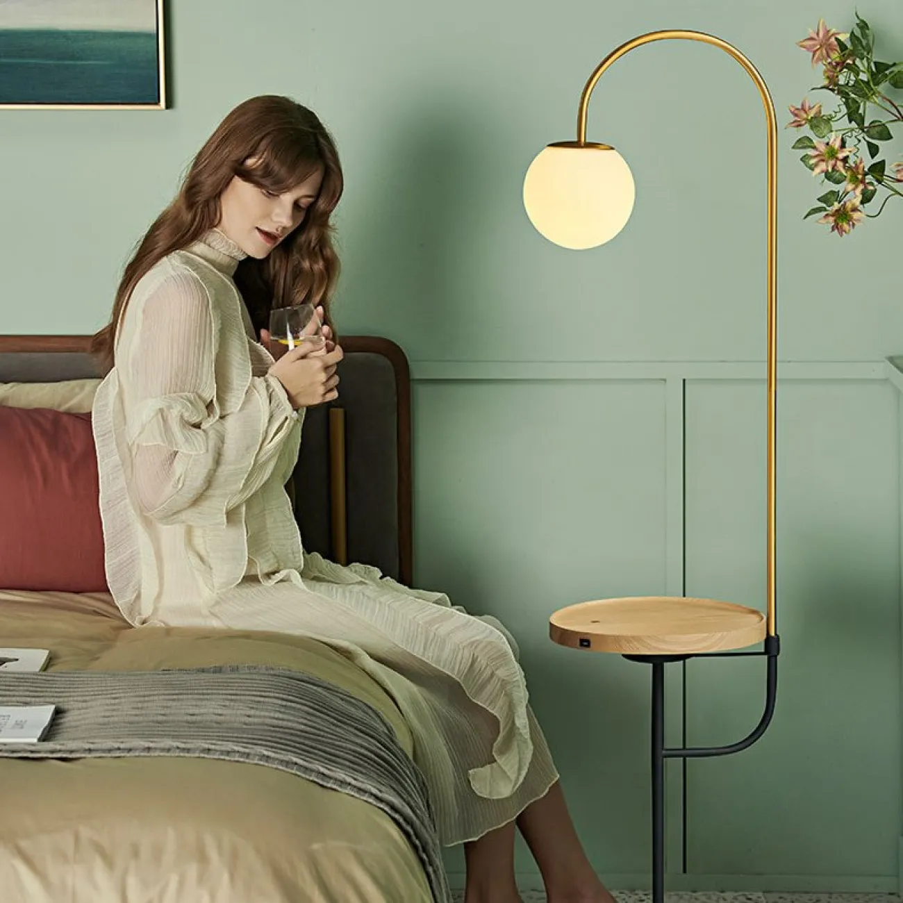 Торшер со столиком с беспроводной и USB зарядкой STENS