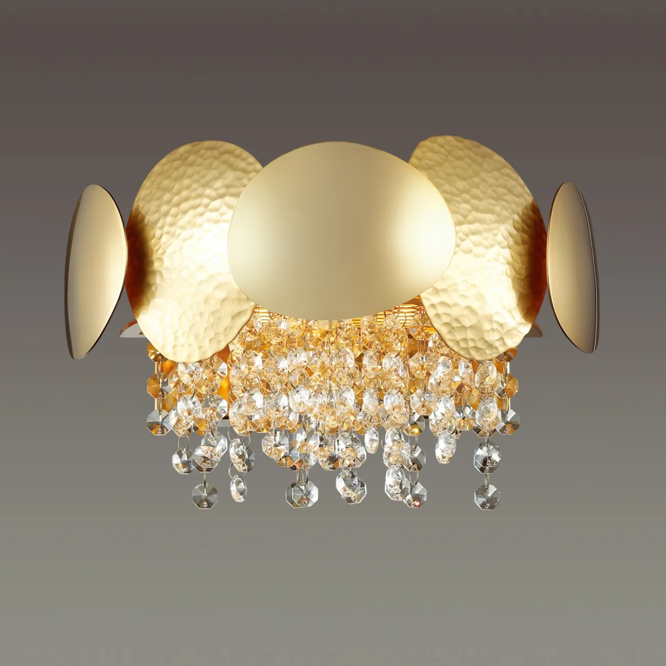 Бра с хрустальными подвесками и золотым ободом из фактурных пластин TARU WALL