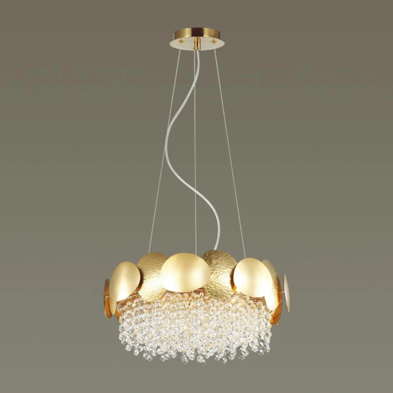Хрустальная люстра с золотым ободом из фактурных пластин TARU Хрустальная люстра с золотым ободом из фактурных пластин TARU