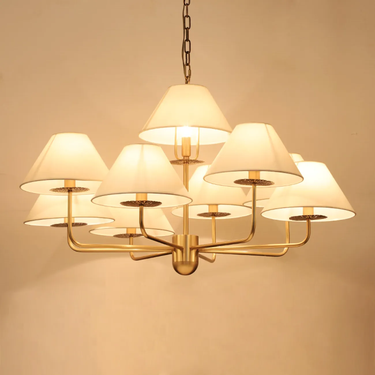 Серия люстр в американском стиле с текстильным абажуром на каркасе из металла TOWNER