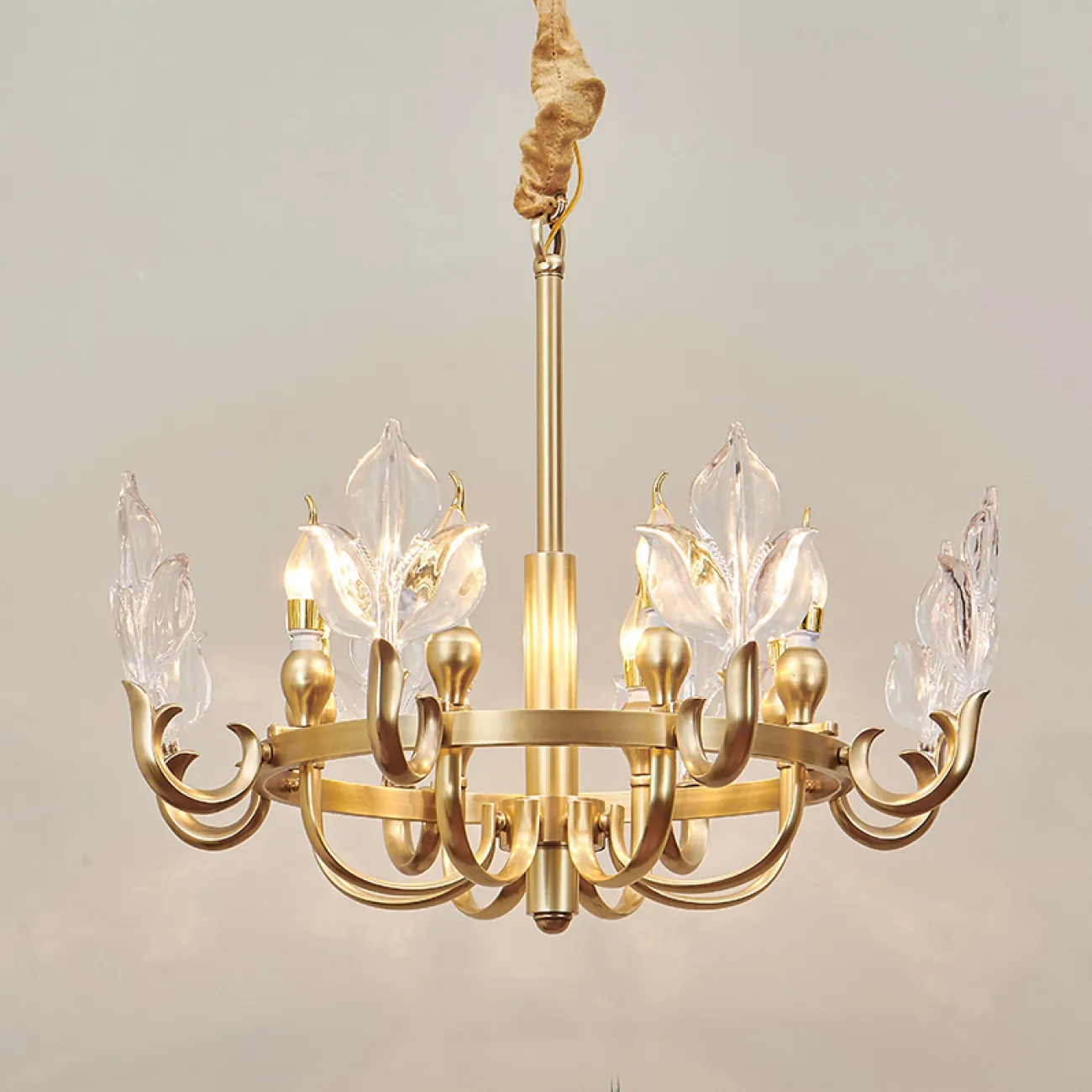 Люстра в американском стиле с орнаментом в форме листьев TRILIA Люстра в американском стиле с орнаментом в форме листьев TRILIA