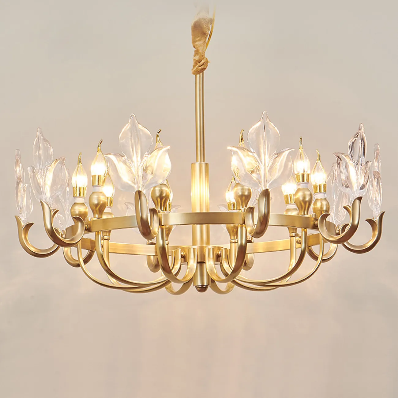 Люстра в американском стиле с орнаментом в форме листьев TRILIA Люстра в американском стиле с орнаментом в форме листьев TRILIA