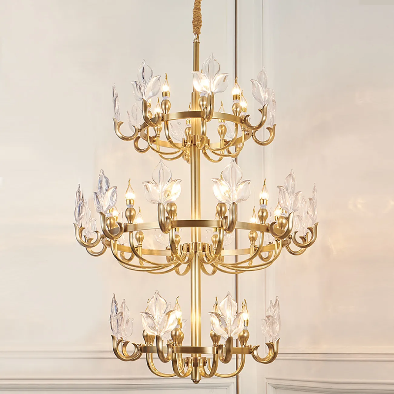 Люстра в американском стиле с орнаментом в форме листьев TRILIA Люстра в американском стиле с орнаментом в форме листьев TRILIA