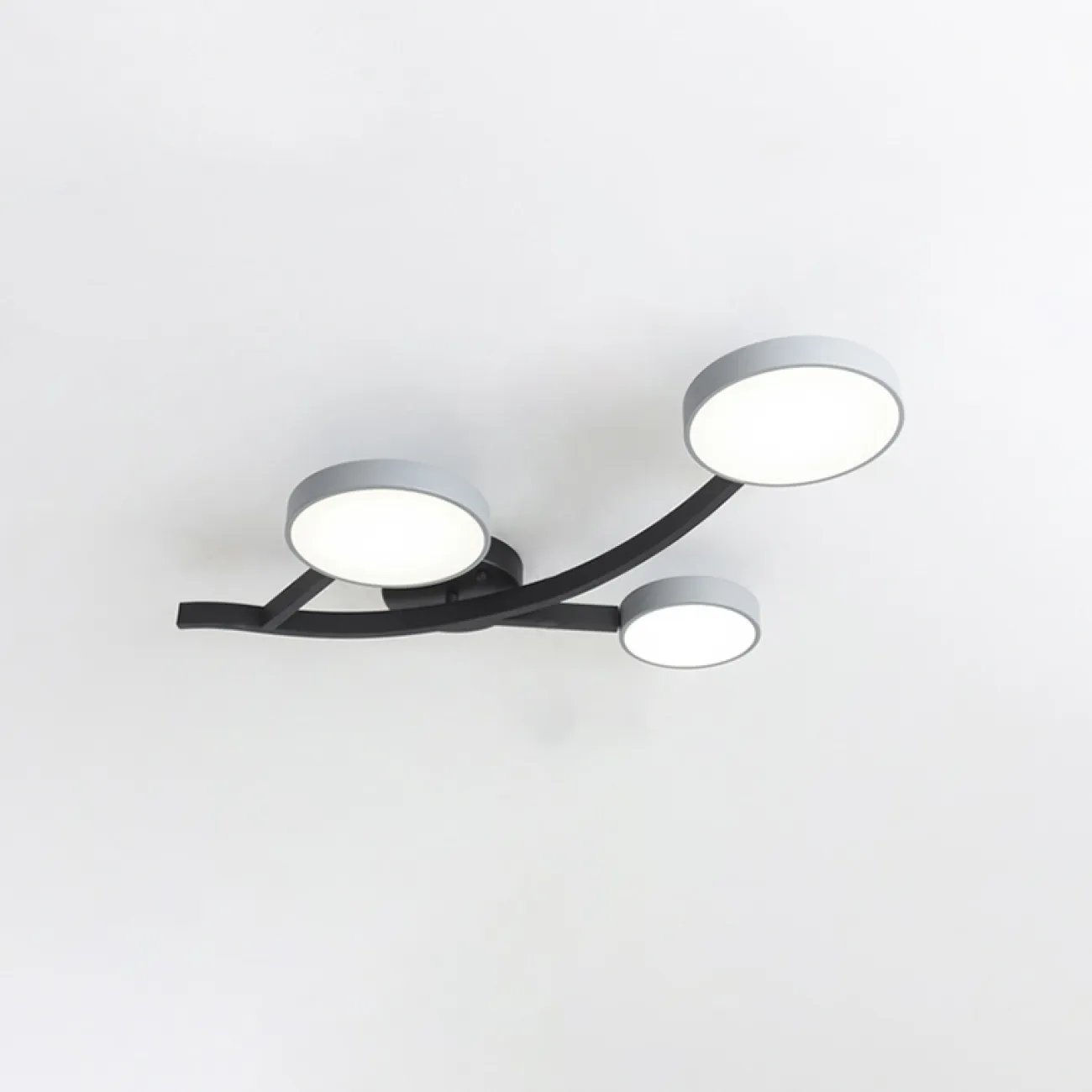 Потолочная люстра на металлическом изогнутом каркасе с LED лампами круглой формы TRIPOLI