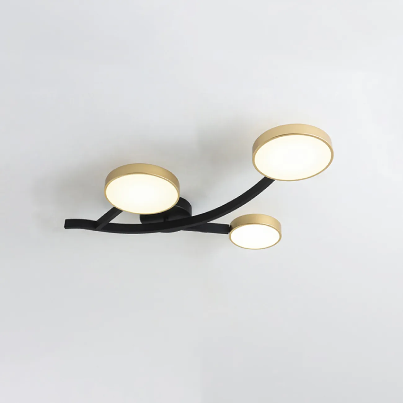 Потолочная люстра на металлическом изогнутом каркасе с LED лампами круглой формы TRIPOLI