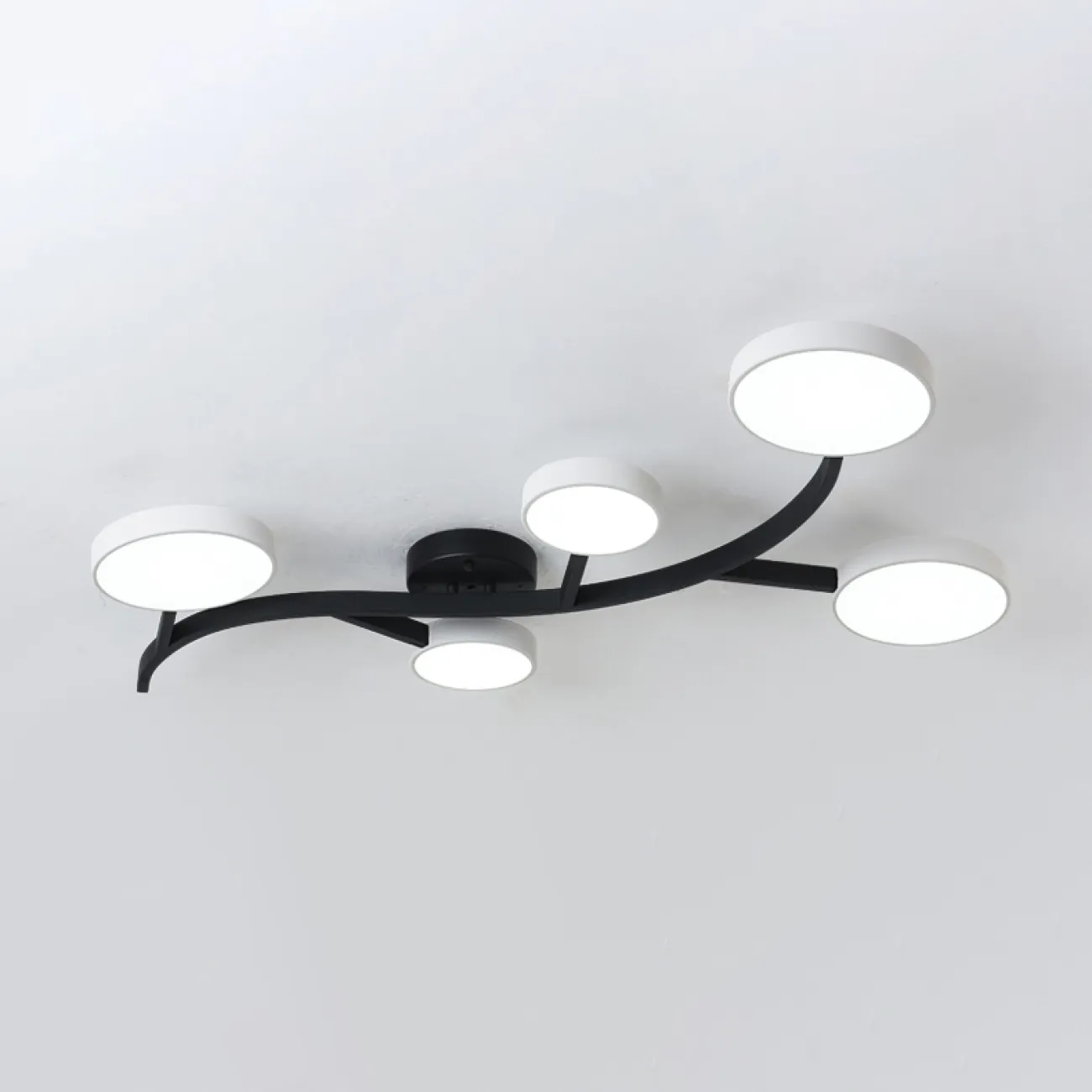 Потолочная люстра на металлическом изогнутом каркасе с LED лампами круглой формы TRIPOLI