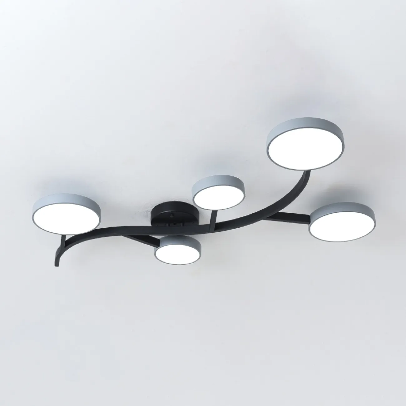 Потолочная люстра на металлическом изогнутом каркасе с LED лампами круглой формы TRIPOLI