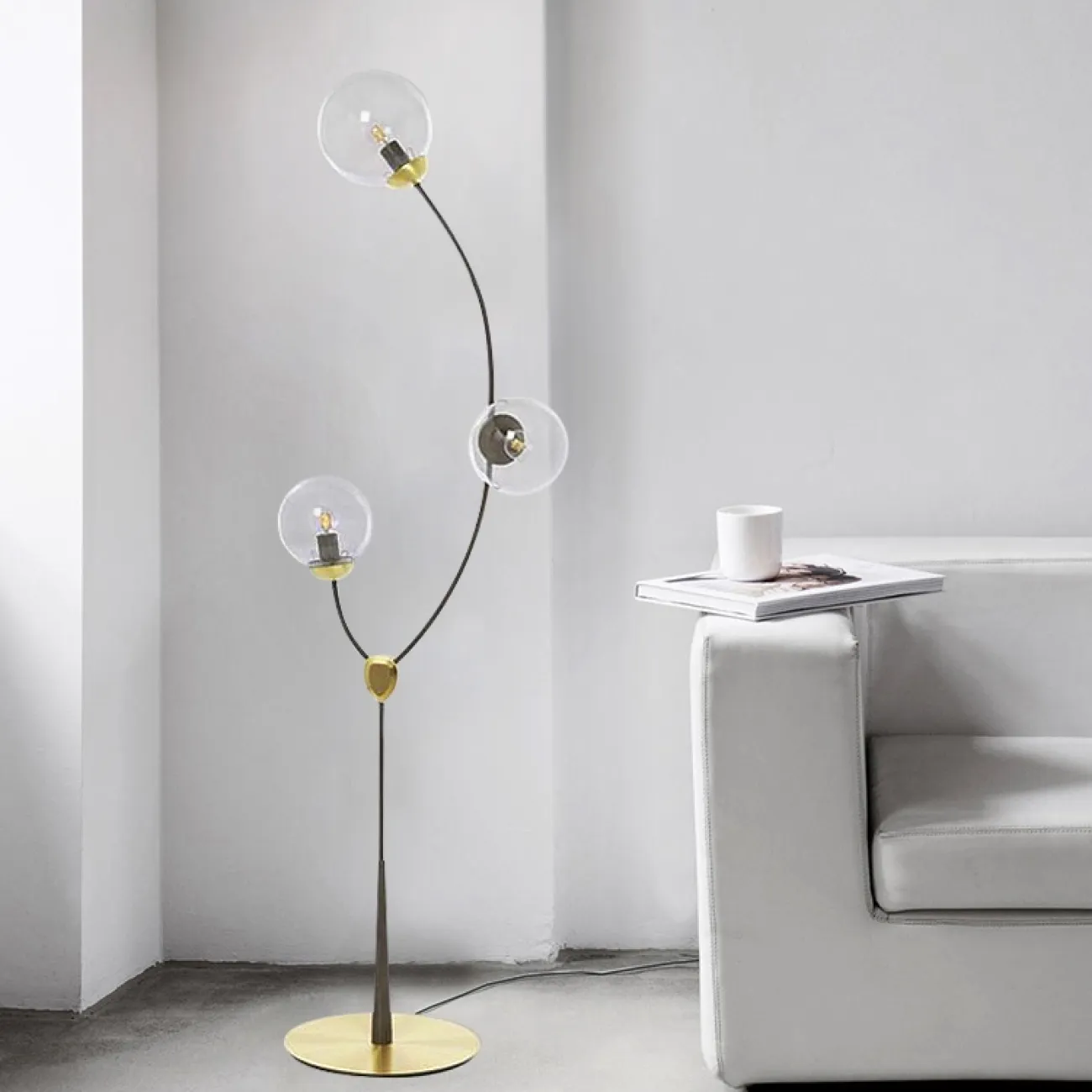 Торшер на изогнутом каркасе из метала с тремя шарообразными плафонами из стекла VINE FL Торшер на изогнутом каркасе из метала с тремя шарообразными плафонами из стекла VINE FL