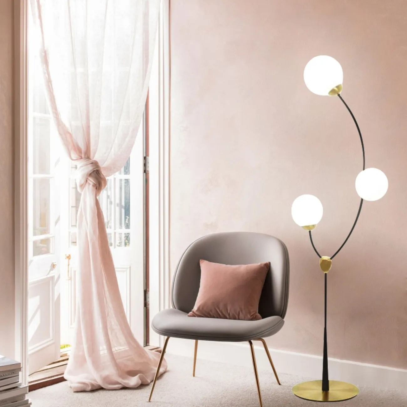 Торшер на изогнутом каркасе из метала с тремя шарообразными плафонами из стекла VINE FL Торшер на изогнутом каркасе из метала с тремя шарообразными плафонами из стекла VINE FL