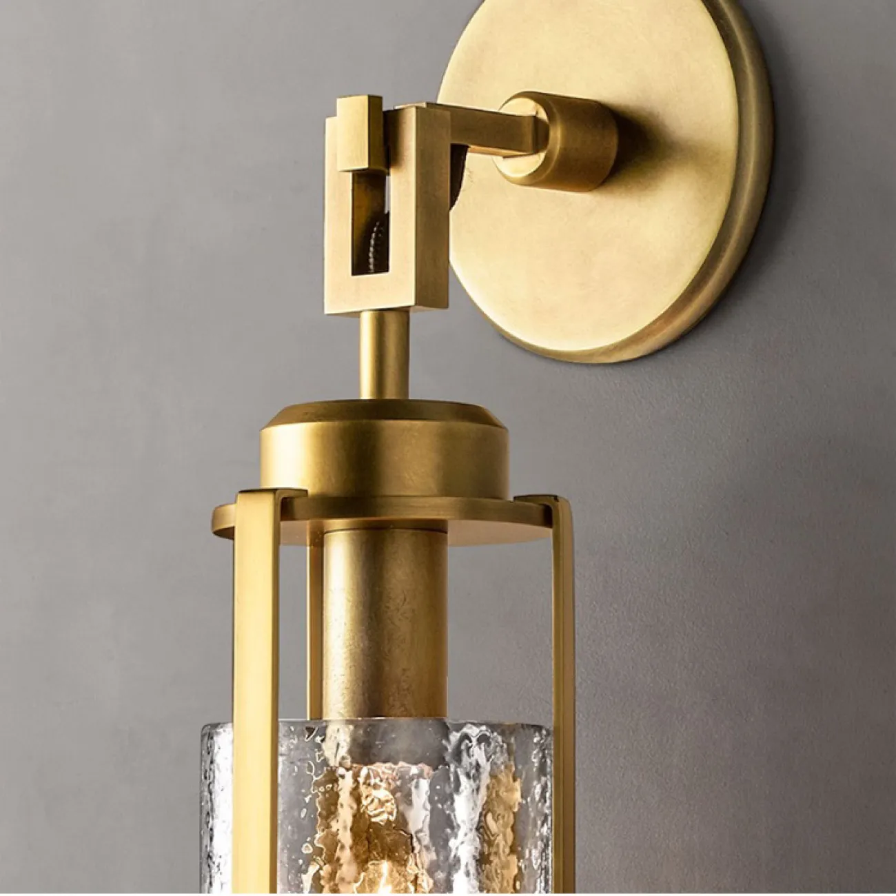 Настенный светильник-бра с плафоном из узорчатого стекла VIRAN