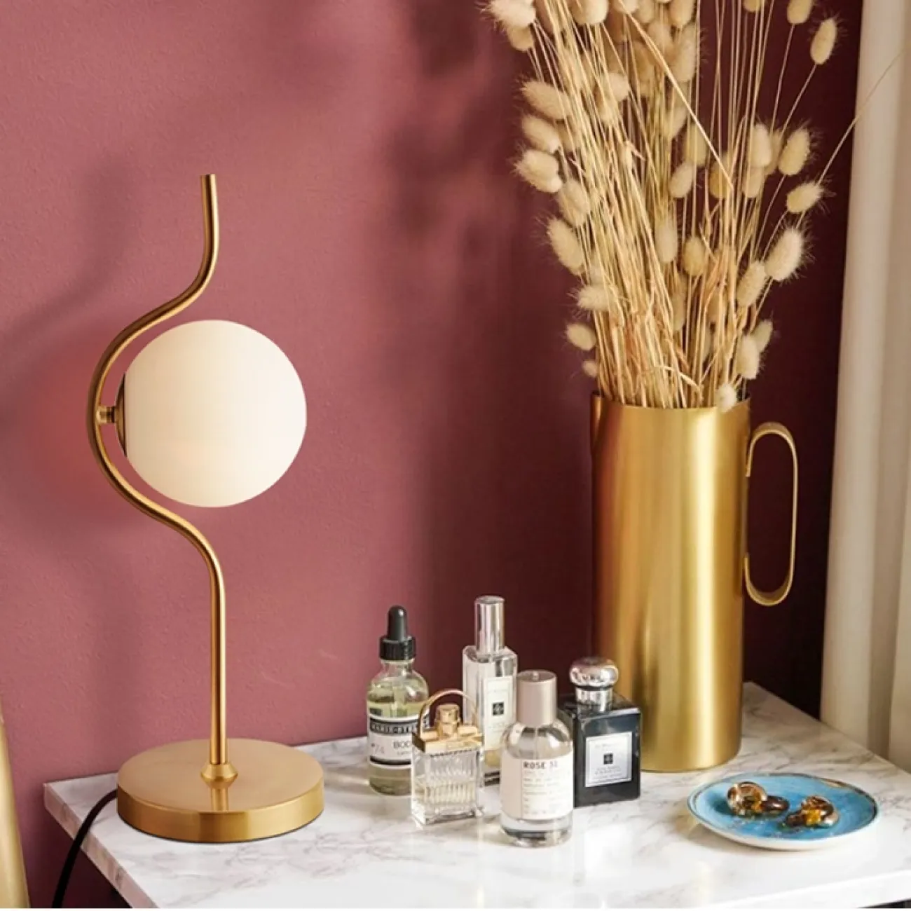 Настольная лампа со стеклянным плафоном на волнообразном каркасе WELLIG TAB