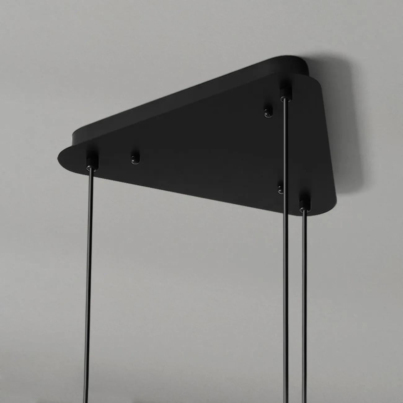 Потолочное крепление из металла треугольной формы CEILING MOUNT 10 от LaLume