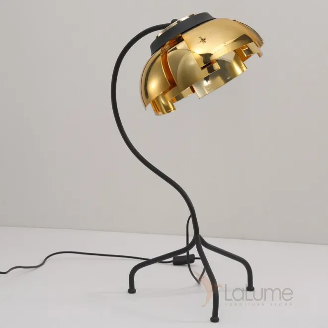 Настольная лампа с золотым плафоном из прямоугольных пластин PIATO TAB