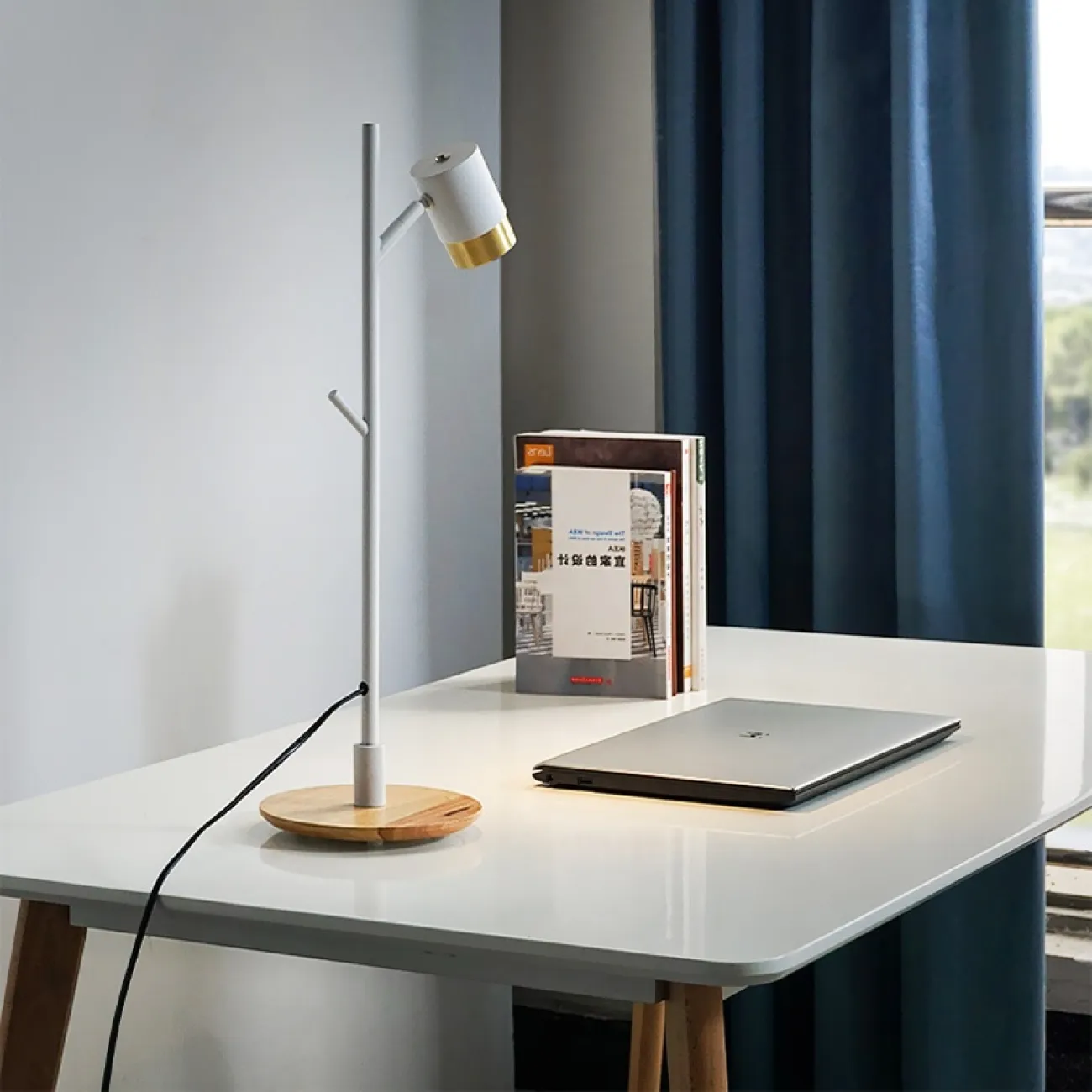 Настольная лампа с цилиндрическим плафоном и золотой окантовкой SPICE от LaLume