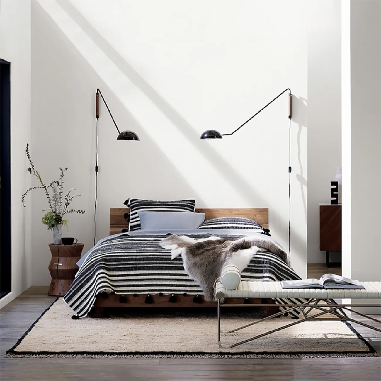 Настольная лампа с каплевидным металлическим плафоном и тремя рожками TEBES TAB от LaLume