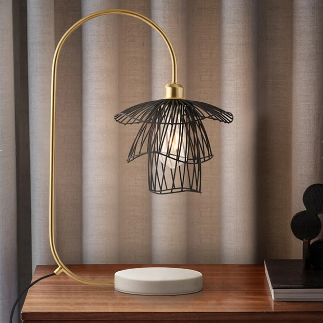 Настольная лампа с сетчатым плафоном MODY TAB от LaLume