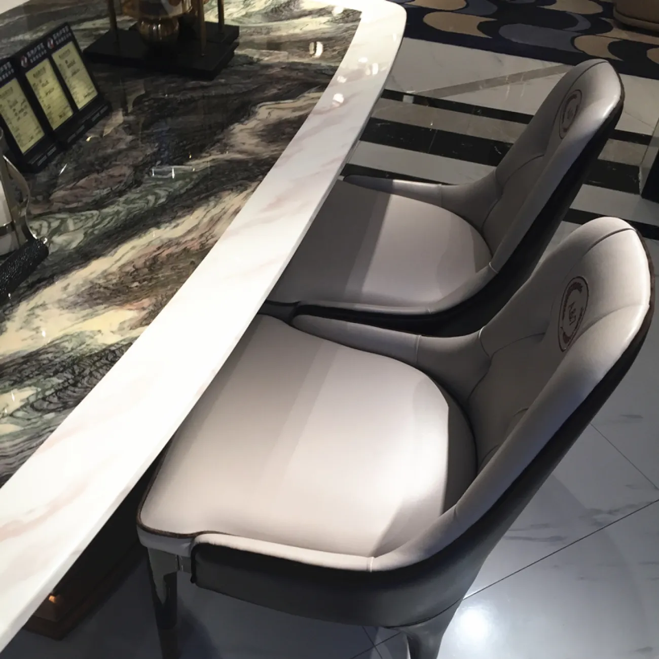 Обеденный стол с мраморной столешницей LaLume MB22342-23 Обеденный стол с мраморной столешницей LaLume MB22342-23