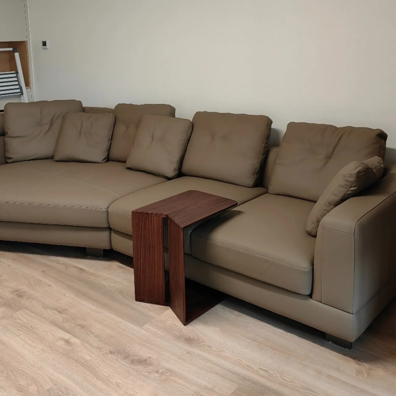 Кофейный столик Mizeo 37559-30 в минималистском стиле Кофейный столик Mizeo 37559-30 в минималистском стиле