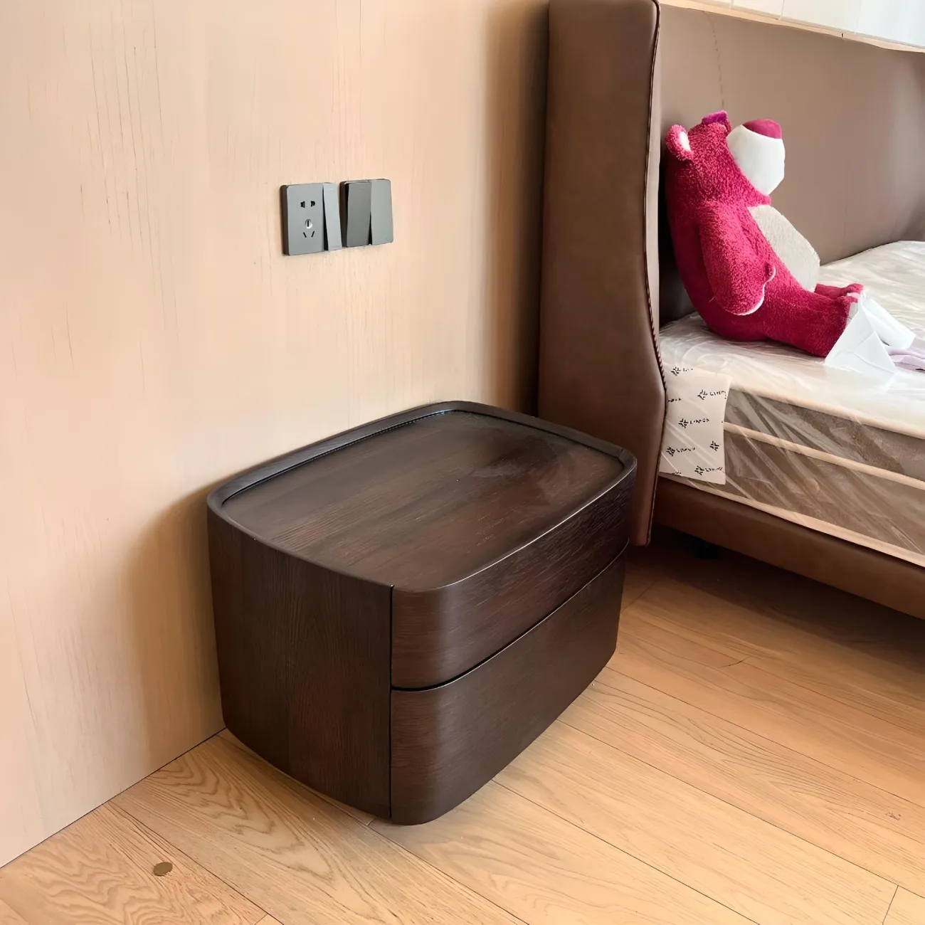 Минималистичная прикроватная тумба Mizeo 37565-30 в современном стиле Минималистичная прикроватная тумба Mizeo 37565-30 в современном стиле