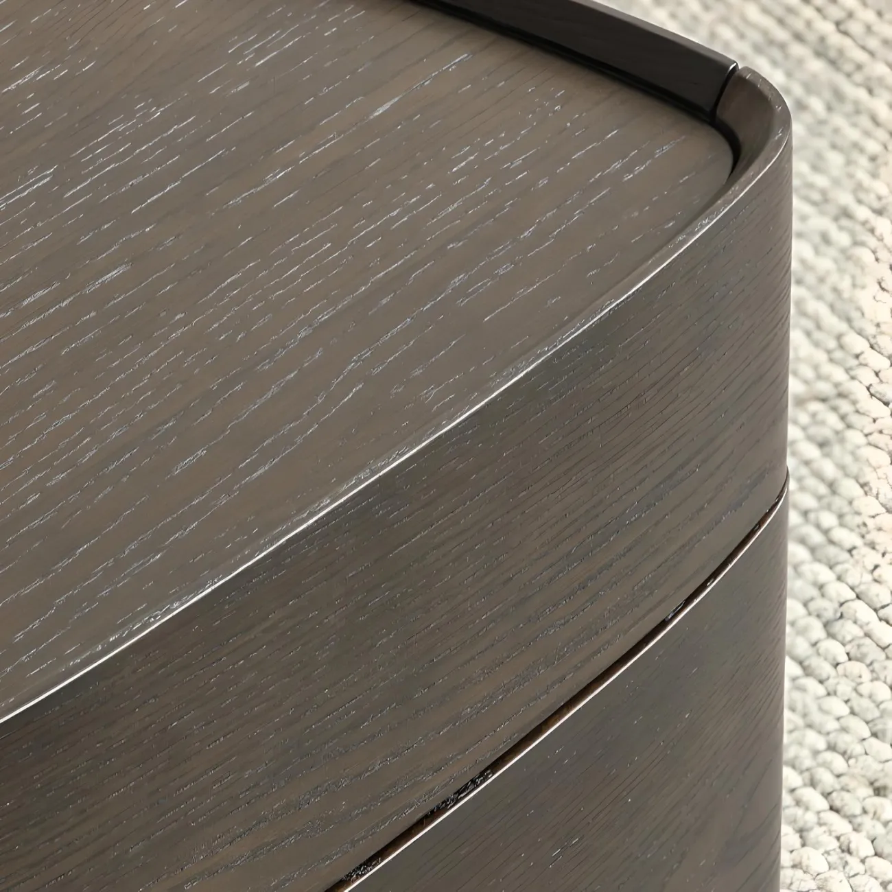 Минималистичная прикроватная тумба Mizeo 37565-30 в современном стиле Минималистичная прикроватная тумба Mizeo 37565-30 в современном стиле