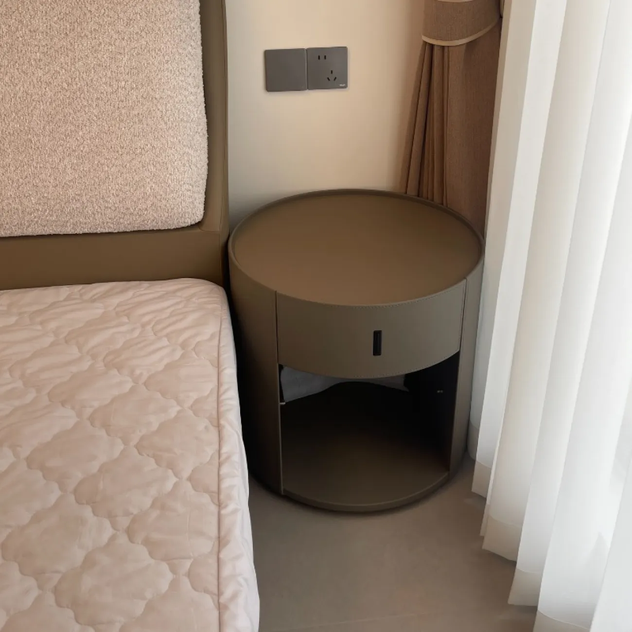 Итальянская прикроватная тумба Mizeo 37568-30 37568-30 в дизайнерском стиле Итальянская прикроватная тумба Mizeo 37568-30 37568-30 в дизайнерском стиле