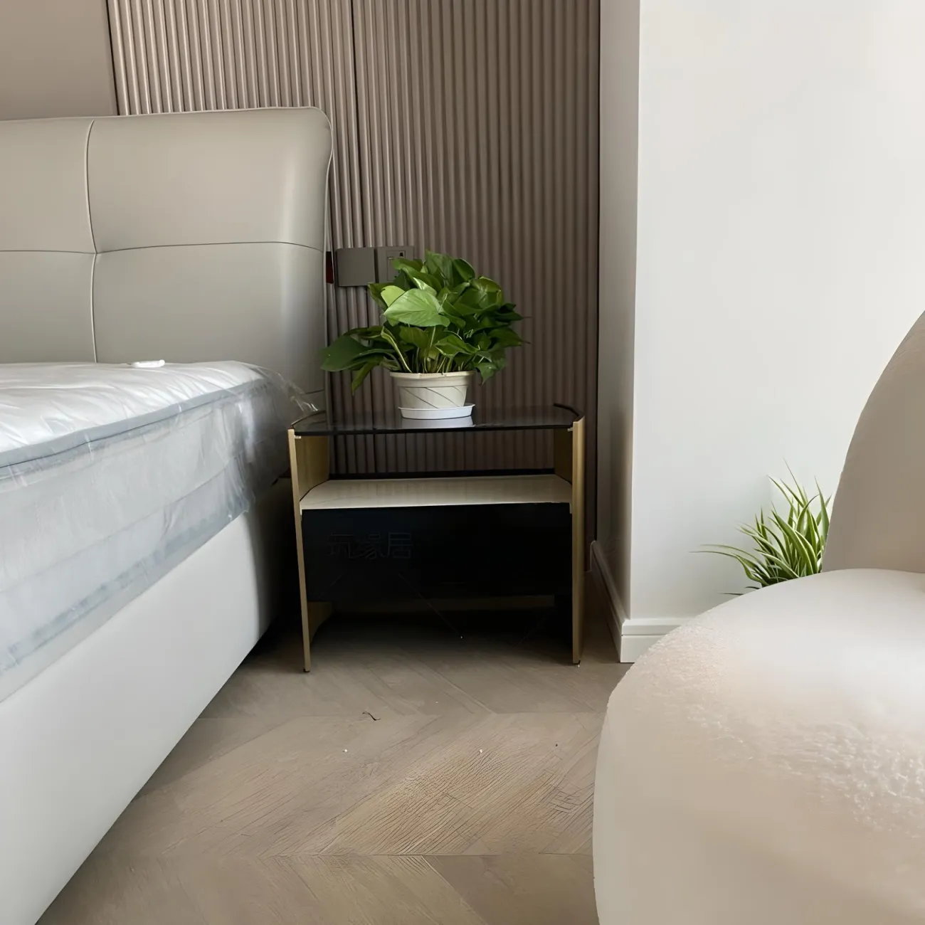 Мраморная прикроватная тумба Mizeo 37577-30 в стиле минимализм