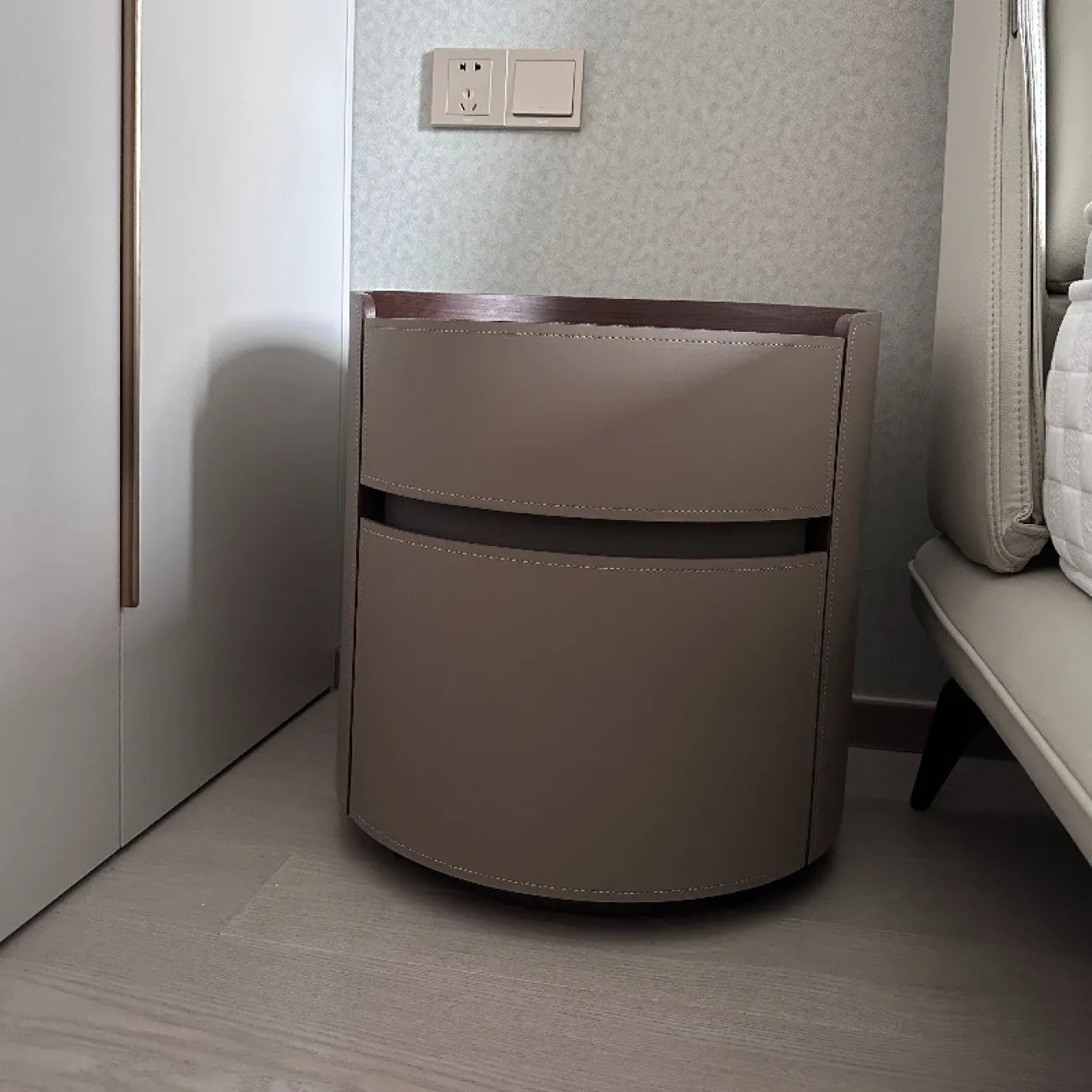 Круглая прикроватная тумба AIJIAO 37585-30 в стиле минимализм