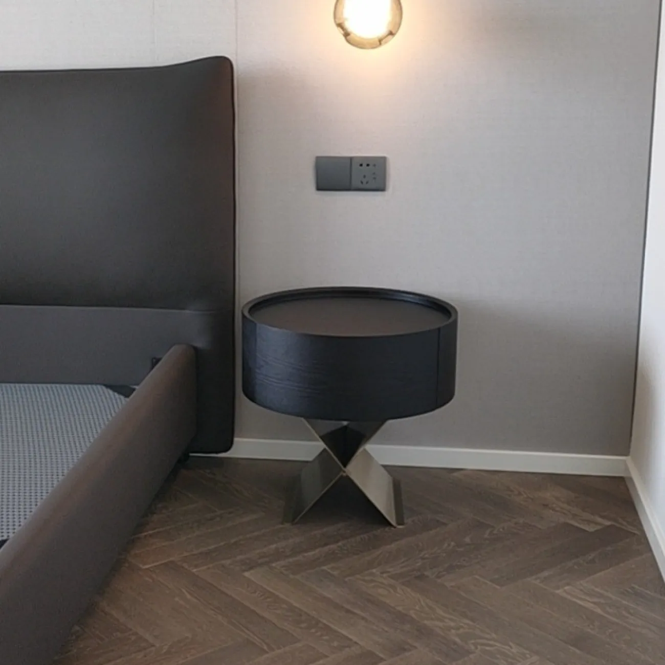 Креативная прикроватная тумба AIJIAO 37592-30 в минималистичном стиле Креативная прикроватная тумба AIJIAO 37592-30 в минималистичном стиле