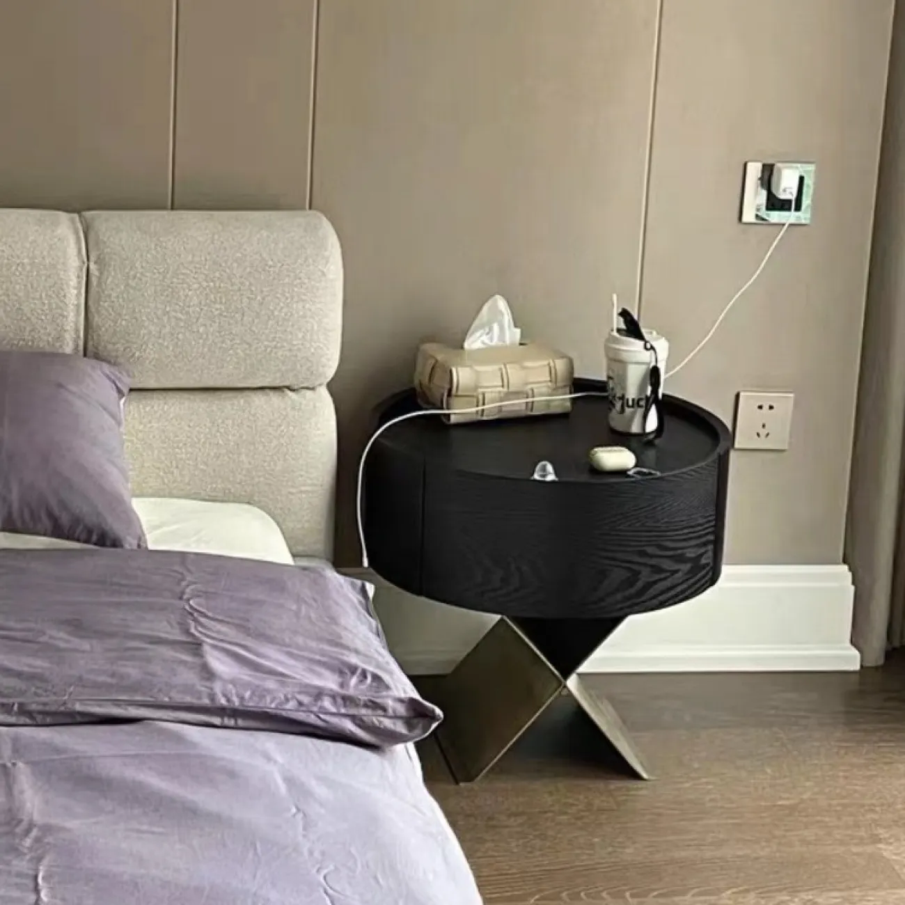 Креативная прикроватная тумба AIJIAO 37592-30 в минималистичном стиле Креативная прикроватная тумба AIJIAO 37592-30 в минималистичном стиле