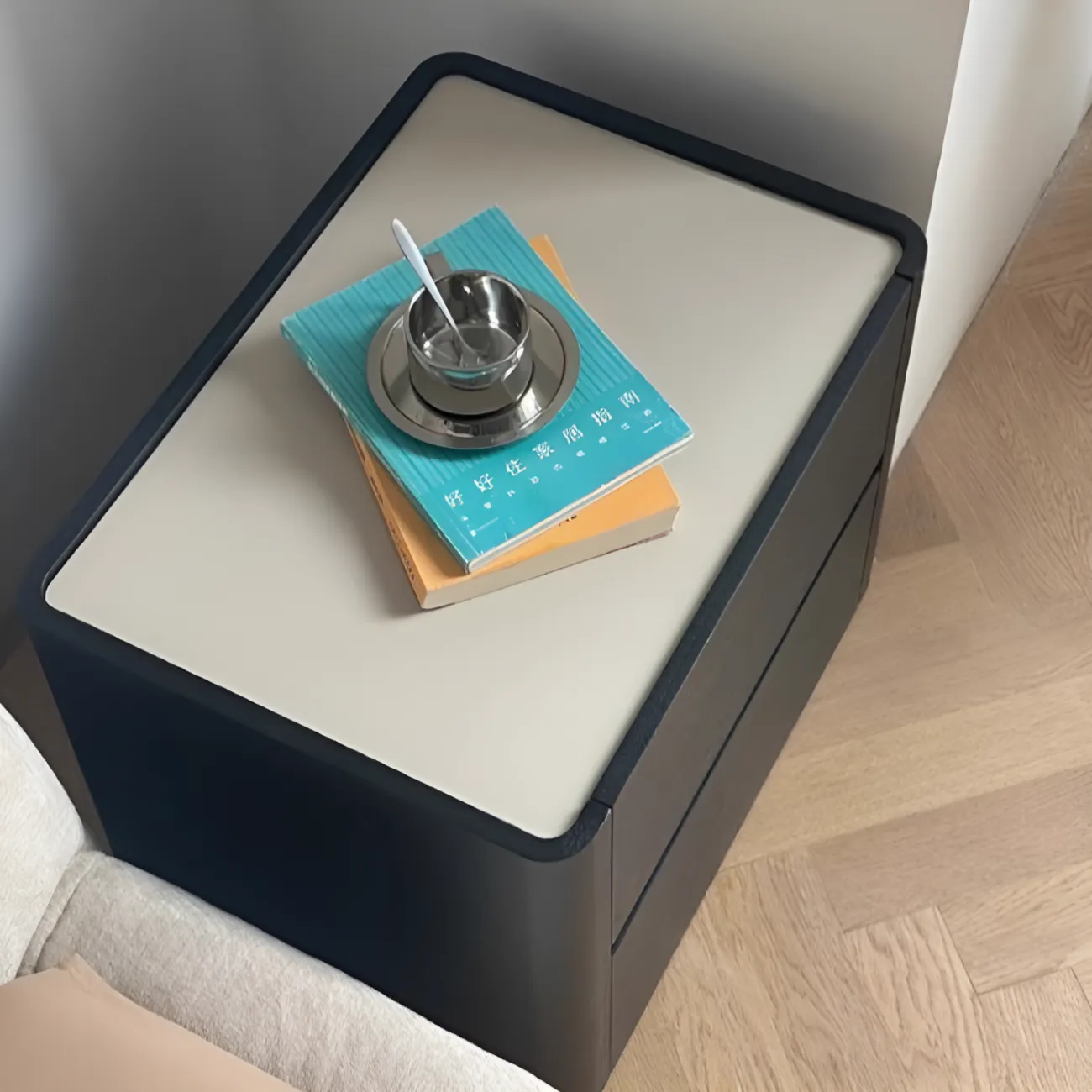 Современная прикроватная тумба AIJIAO 37608-30 в минималистическом стиле