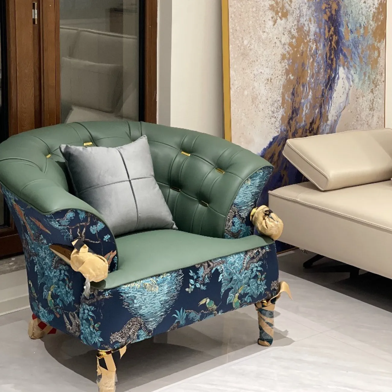 Роскошное кресло Mufandi 37640-30 с вышитым цветным рисунком