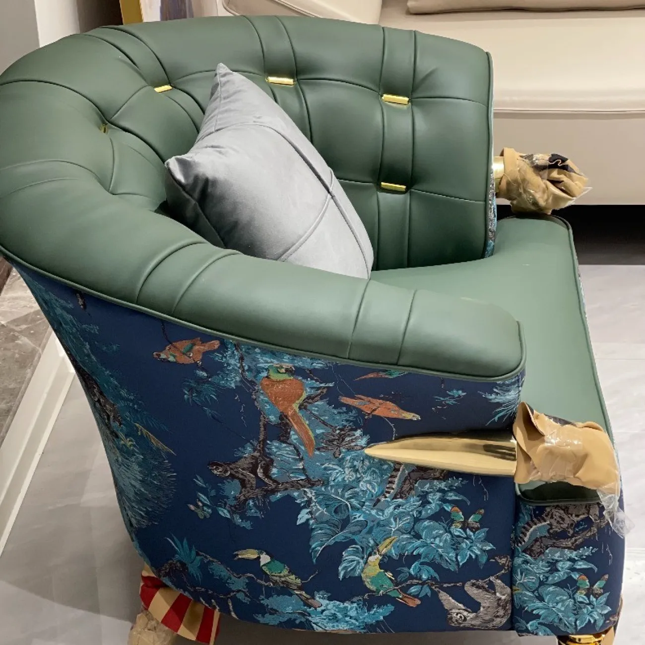 Роскошное кресло Mufandi 37640-30 с вышитым цветным рисунком