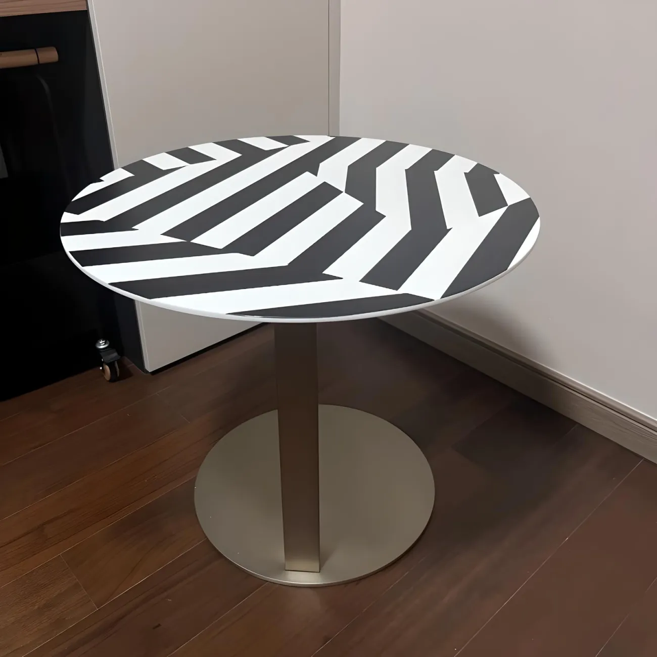 Прикроватный журнальный столик Mufandi 37652-30 в современном стиле Прикроватный журнальный столик Mufandi 37652-30 в современном стиле