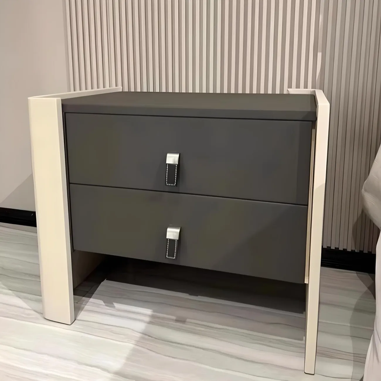 Итальянская прикроватная тумба Mufandi 37654-30 в минималистичном стиле Итальянская прикроватная тумба Mufandi 37654-30 в минималистичном стиле