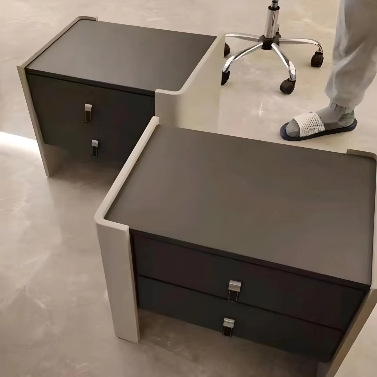 Итальянская прикроватная тумба Mufandi 37654-30 в минималистичном стиле Итальянская прикроватная тумба Mufandi 37654-30 в минималистичном стиле