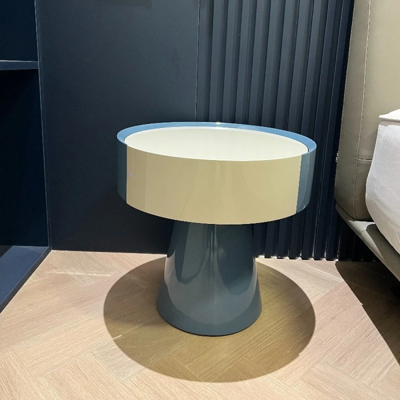 Современная прикроватная тумба Mufandi 37656-30 в современном стиле Современная прикроватная тумба Mufandi 37656-30 в современном стиле