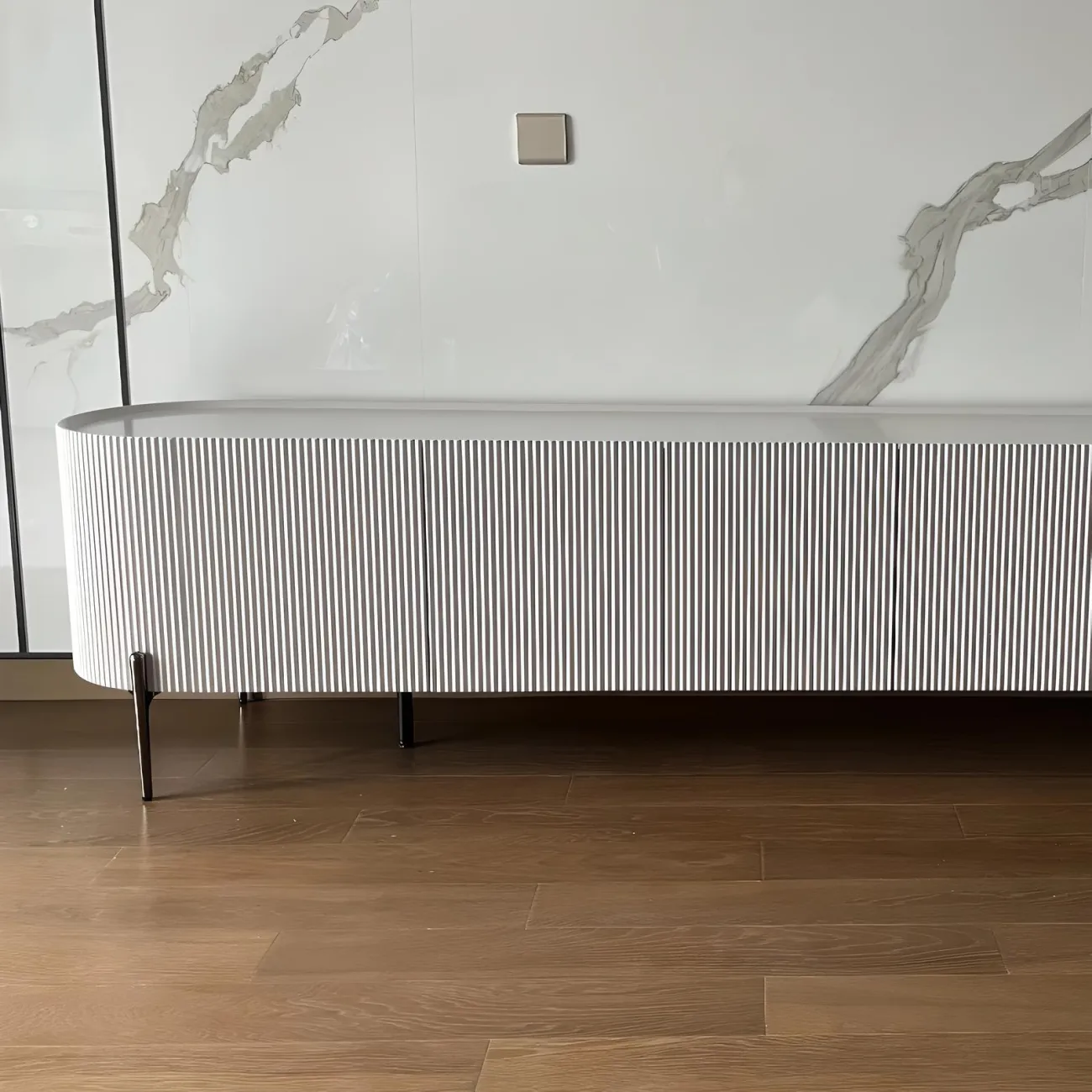 Минималистский ТВ-комод Mufandi 37660-30 в современном стиле Минималистский ТВ-комод Mufandi 37660-30 в современном стиле