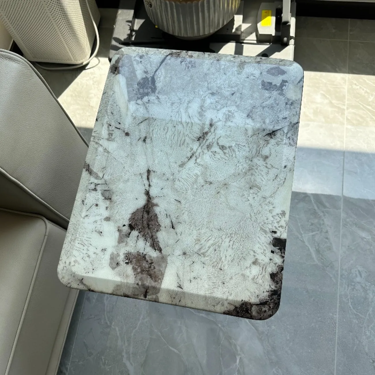 Приставной кофейный столик NORE HOUSE 37674-30 в современном стиле 