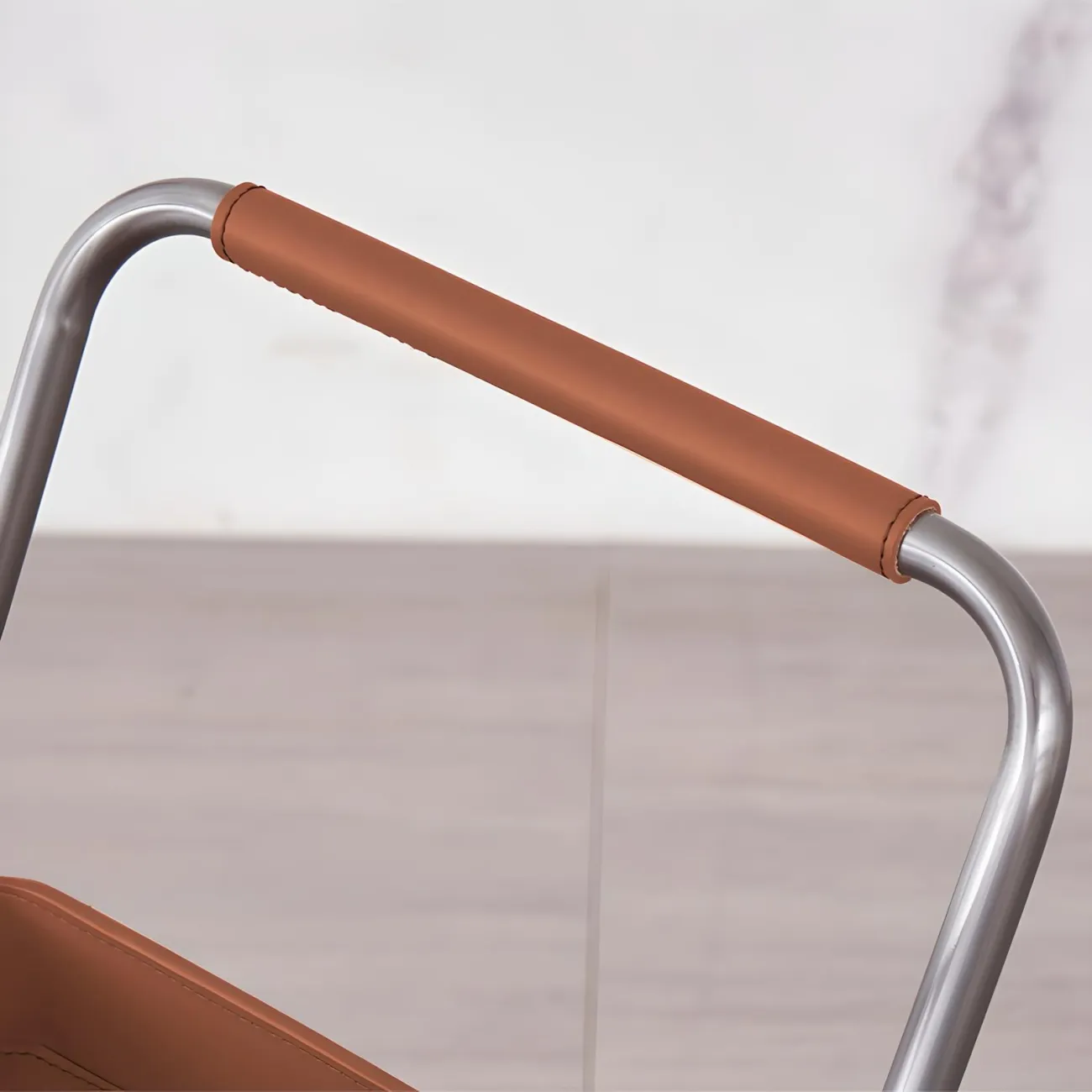 Передвижной кофейный столик NORE HOUSE 37683-30 в дизайнерском стиле Передвижной кофейный столик NORE HOUSE 37683-30 в дизайнерском стиле