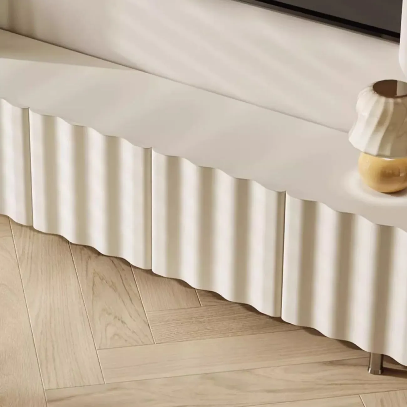 Роскошная кремовая тумба под телевизора Purple Leaf 35933-29