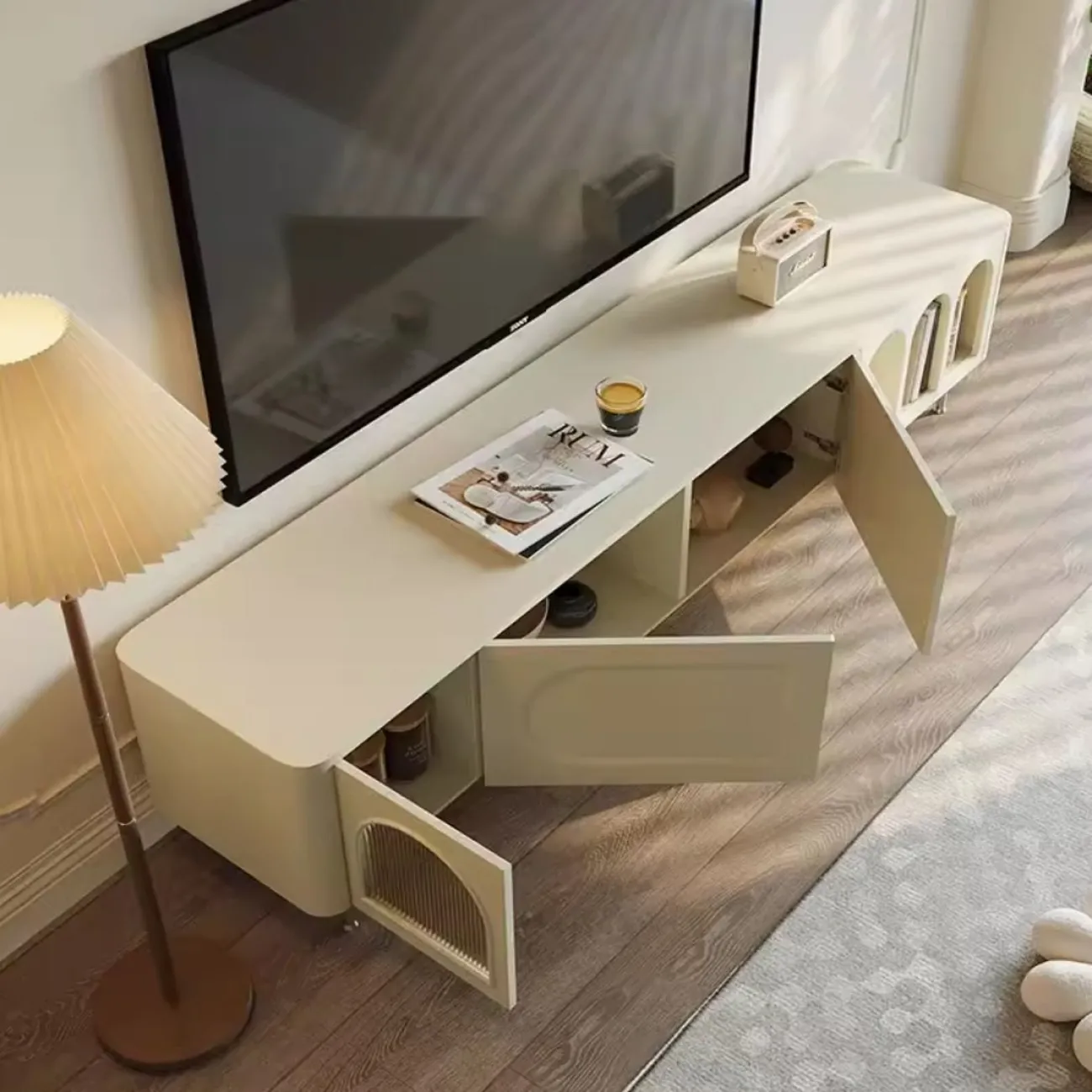 Тумба для телевизора в бело-кремовом стиле Purple Leaf 35940-29 Тумба для телевизора в бело-кремовом стиле Purple Leaf 35940-29