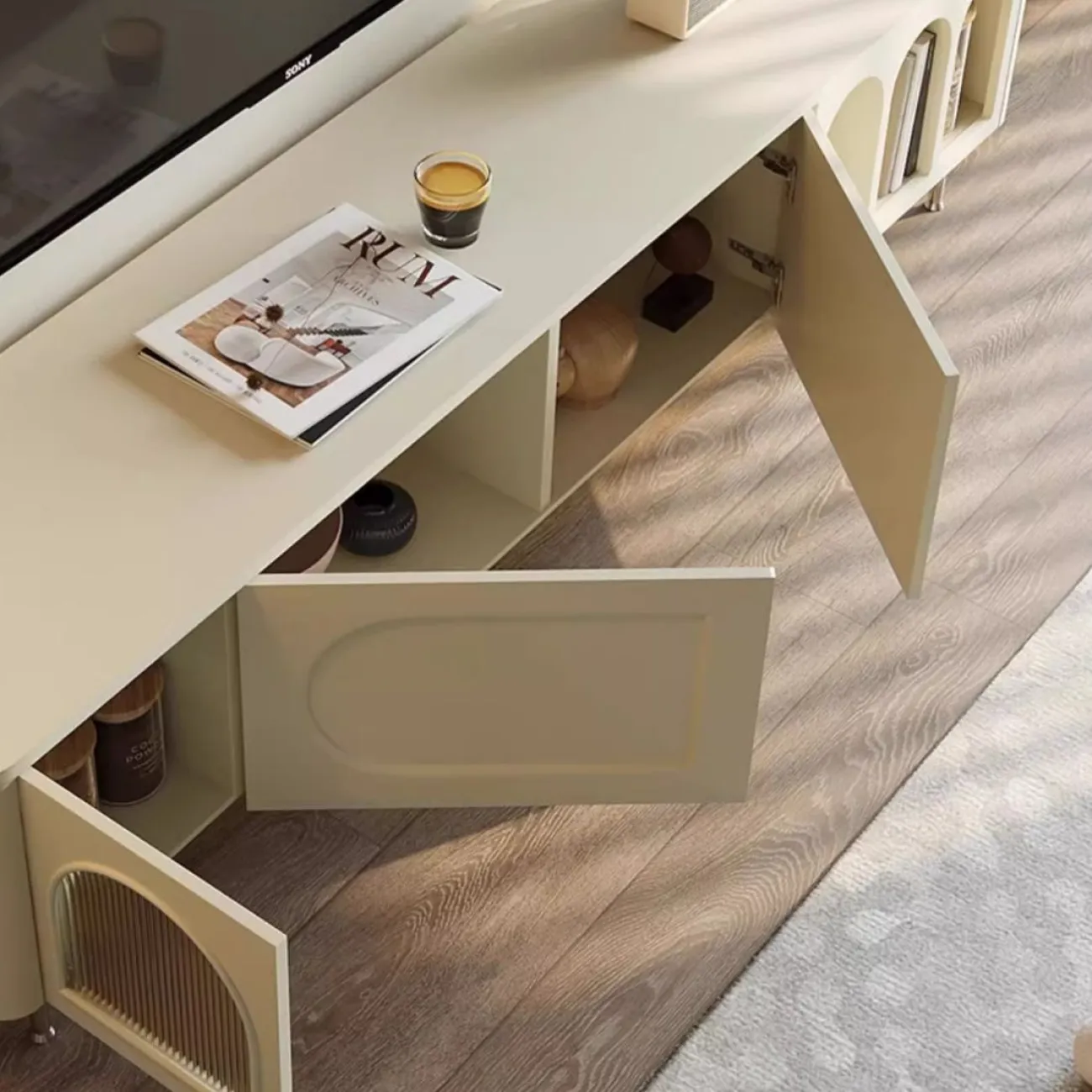 Тумба для телевизора в бело-кремовом стиле Purple Leaf 35940-29 Тумба для телевизора в бело-кремовом стиле Purple Leaf 35940-29