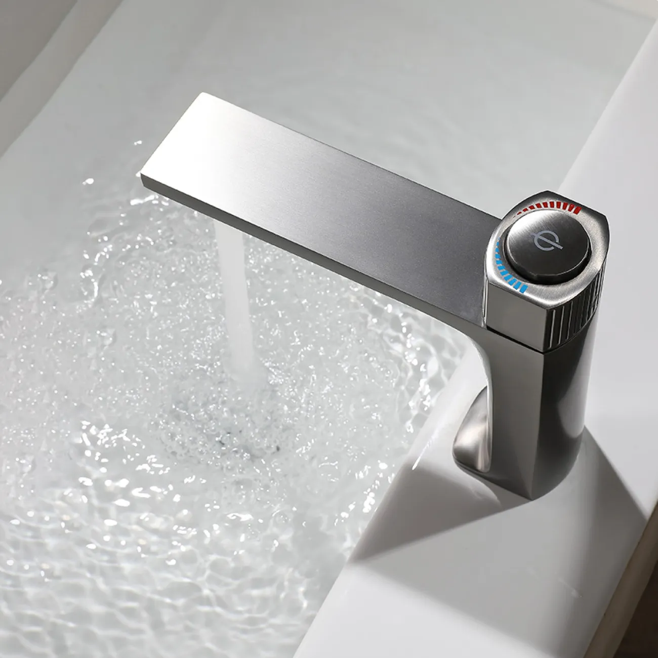 Минималистичный низкий латунный смеситель для умывальника в Современном стиле LaLume MB21126-23