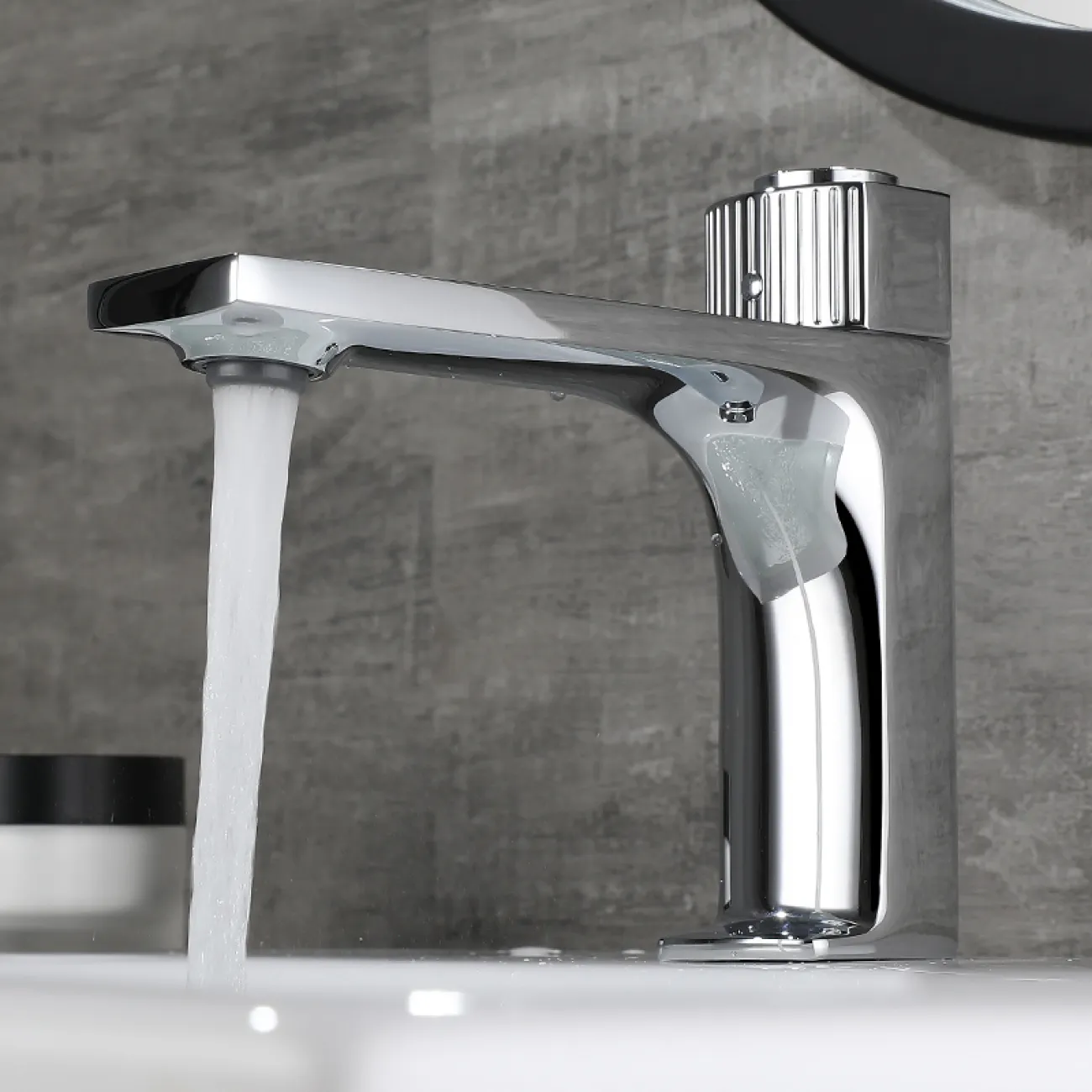 Минималистичный низкий латунный смеситель для умывальника в Современном стиле LaLume MB21126-23