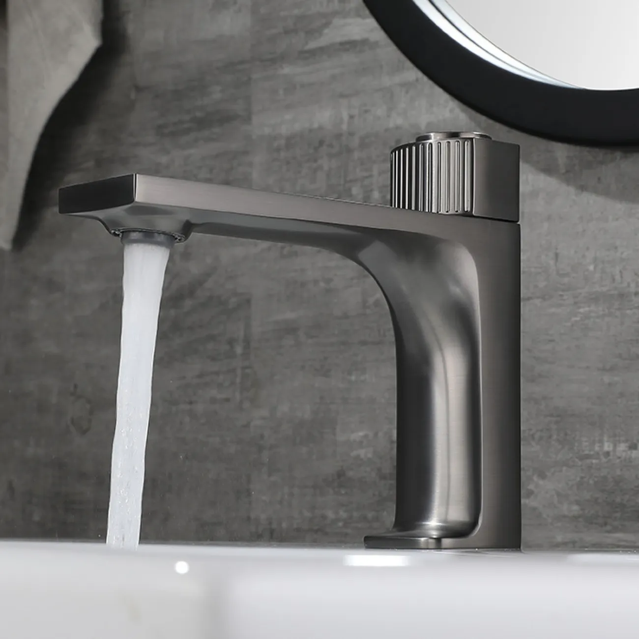 Минималистичный низкий латунный смеситель для умывальника в Современном стиле LaLume MB21126-23