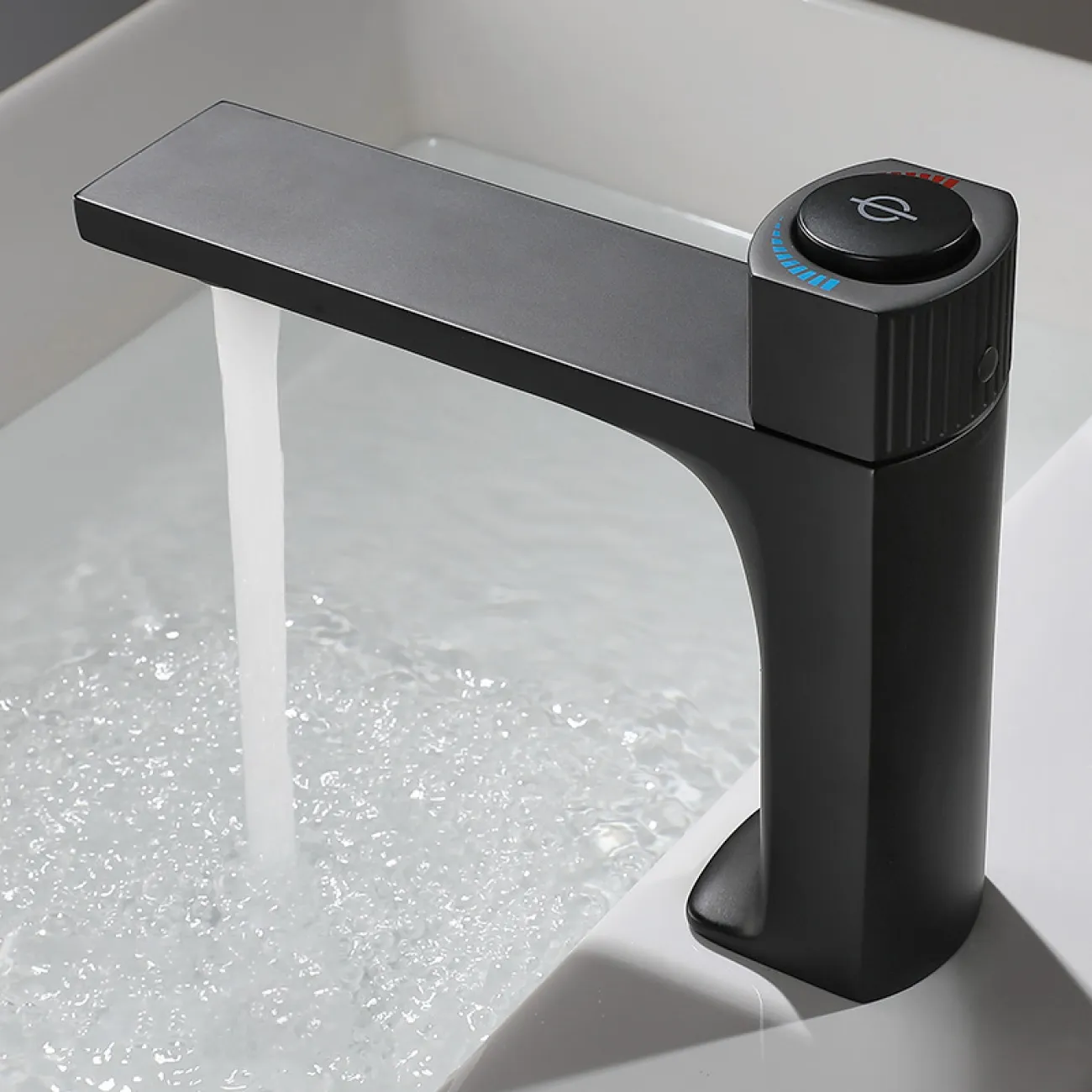 Минималистичный низкий латунный смеситель для умывальника в Современном стиле LaLume MB21126-23