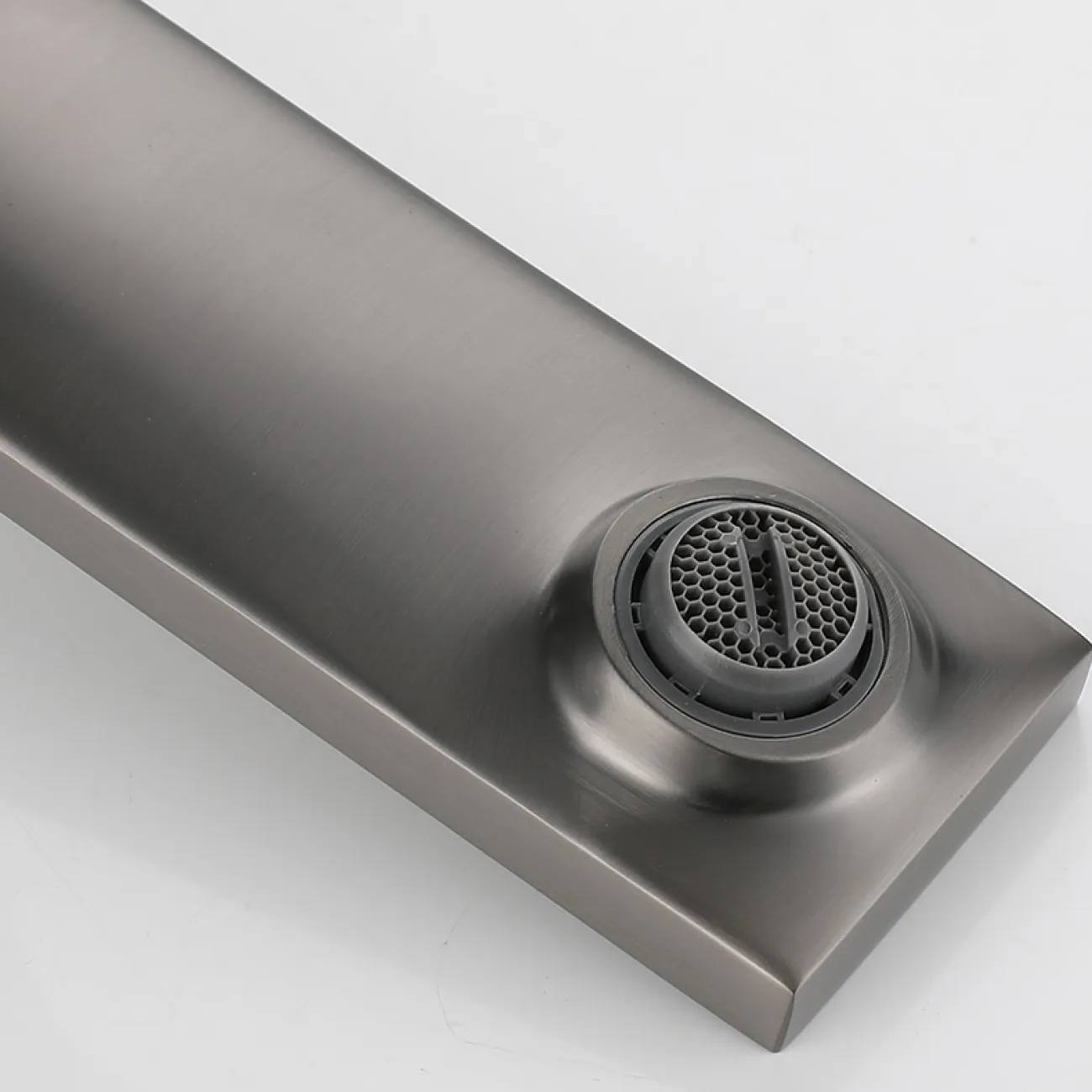 Минималистичный низкий латунный смеситель для умывальника в Современном стиле LaLume MB21126-23