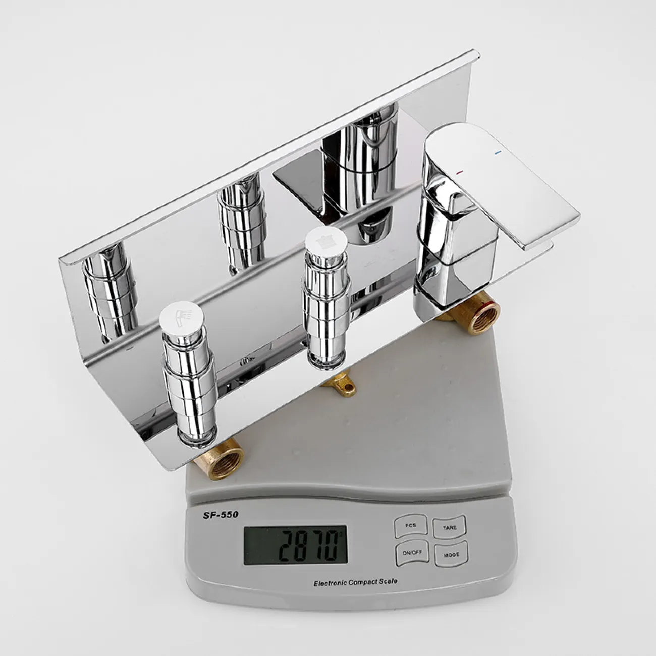 Креативный смеситель с полкой и тропическим душем для ванной в Скандинавском стиле LaLume MB21140-23 Креативный смеситель с полкой и тропическим душем для ванной в Скандинавском стиле LaLume MB21140-23